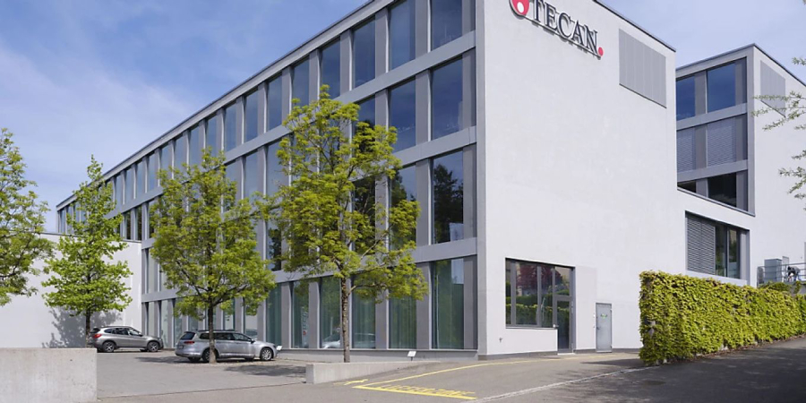 Швейцарская корпорация Tecan, имеющая филиалы и производственные подразделения во многих странах мира, разрабатывает и поставляет продукцию для научных и медицинских лабораторий.